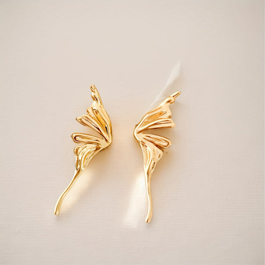 Hypoallergenic Steel Earrings, Suitable for All Four Seasons, Simple and Versatile Wing Motif Design, Luxurious and Elegant, Perfect as a Valentine's Day Gift or for Back to School and Teacher's Day.