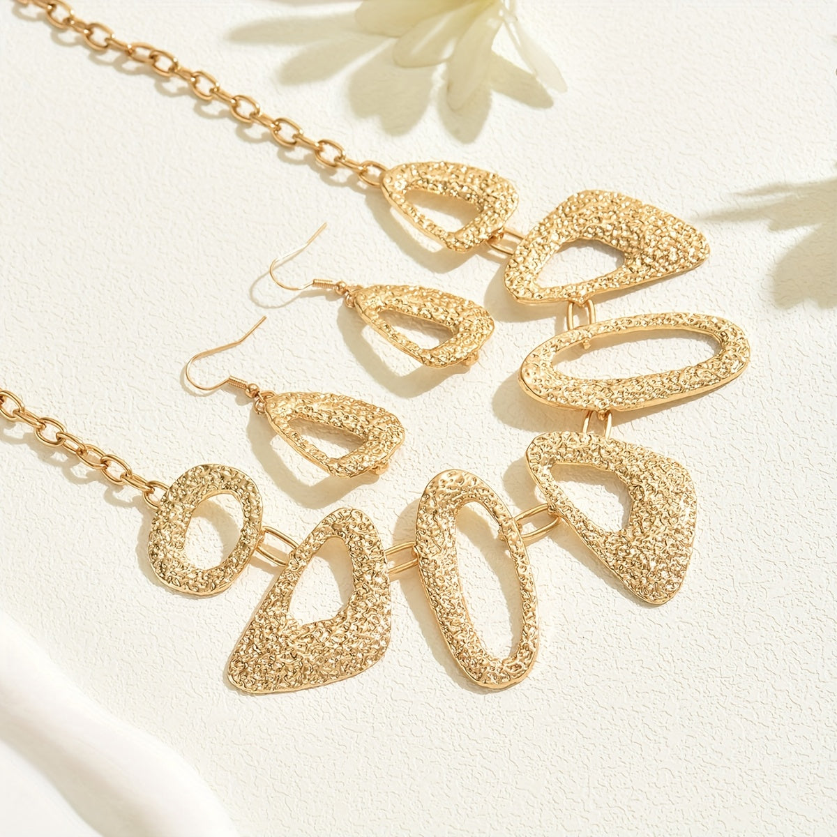 Conjunto de 2 peças de colar e brincos com pendente oco e padrão geométrico irregular requintado | Conjunto de brincos de corrente clavicular com padrão martelado elegante e brilhante, moda boémia, liga de zinco, adequado para todas as estações