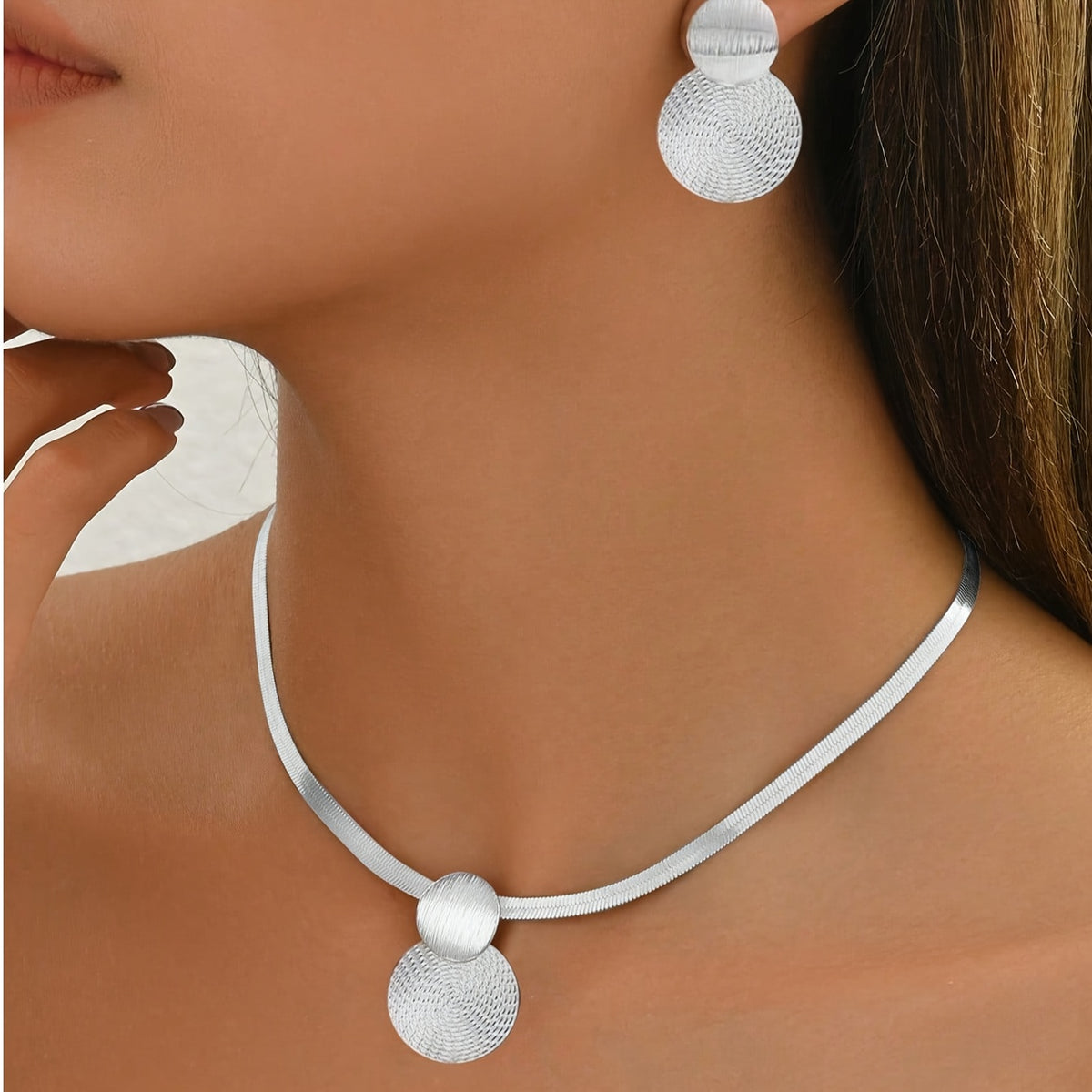 Conjunto de Colar e Brincos Elegantes em Dourado para Mulher - 2 peças - Design de Pendente Espiral Geométrico, Corrente Delicada com Contas Esféricas, Versátil para Roupa Casual e Ocasiões Especiais, Presente de Joalharia para Todas as Estações, Joias para Mulheres, Brincos para Mulheres