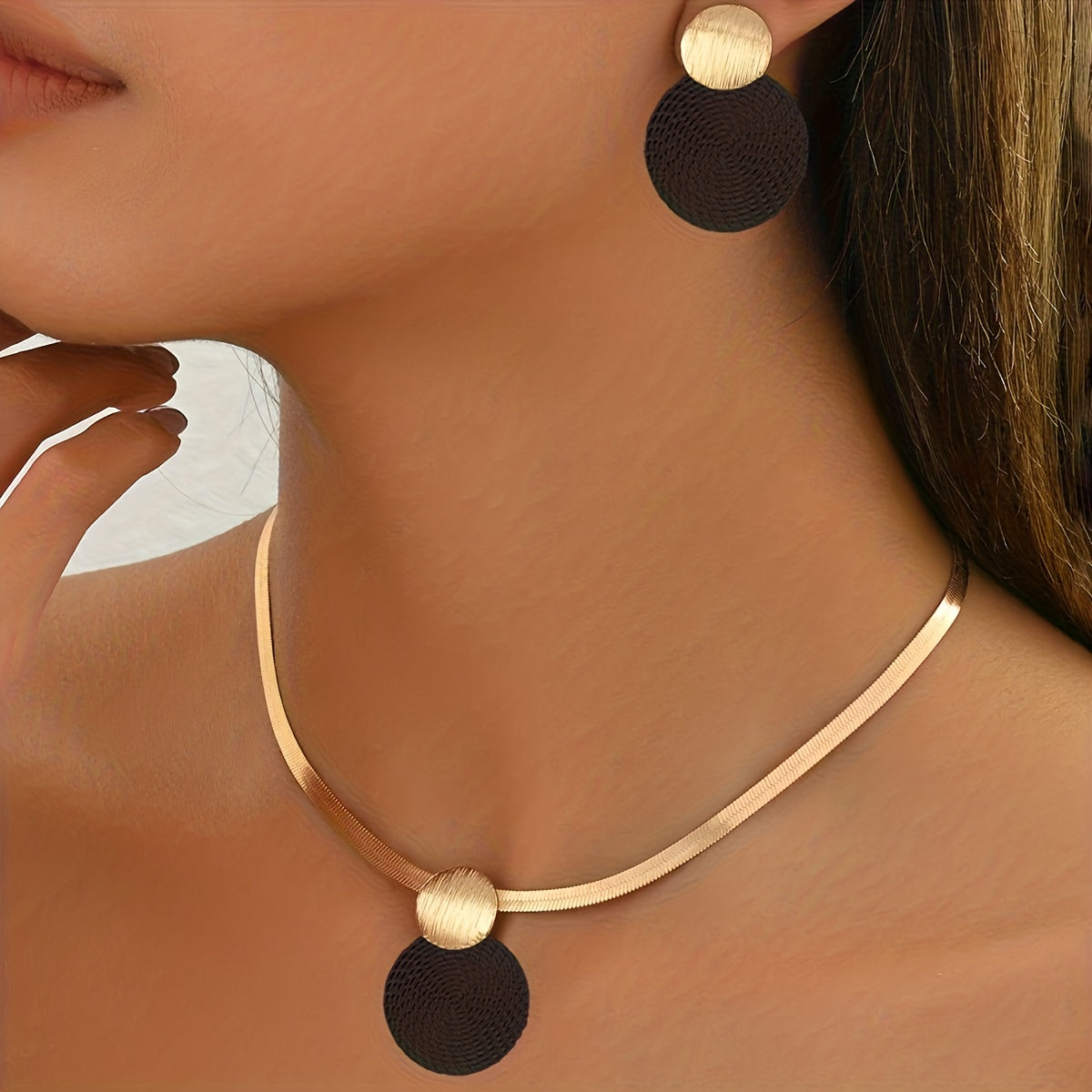 Conjunto de Colar e Brincos Elegantes em Dourado para Mulher - 2 peças - Design de Pendente Espiral Geométrico, Corrente Delicada com Contas Esféricas, Versátil para Roupa Casual e Ocasiões Especiais, Presente de Joalharia para Todas as Estações, Joias para Mulheres, Brincos para Mulheres