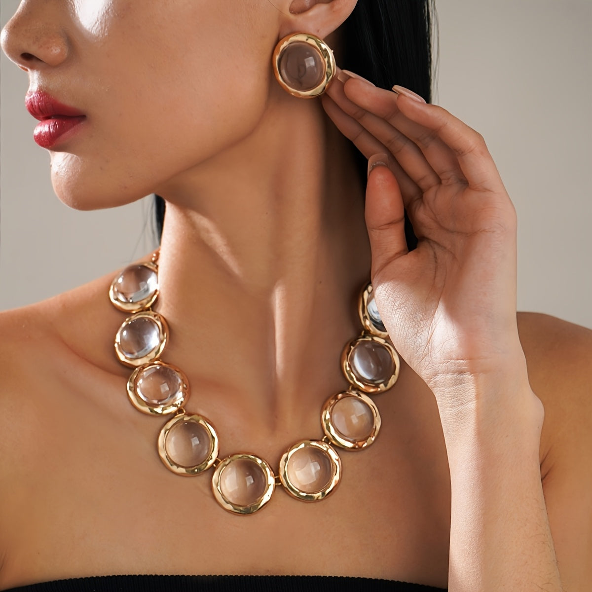 Conjunto de Duas Peças para Mulher com Colar e Brincos, Apresentando um Design Elegante, Minimalista e Sofisticado com Múltiplas Incrustações Circulares Douradas Planas de Cristais Artificiais Transparentes. Perfeito para Usar em Festas, Encontros ou Férias