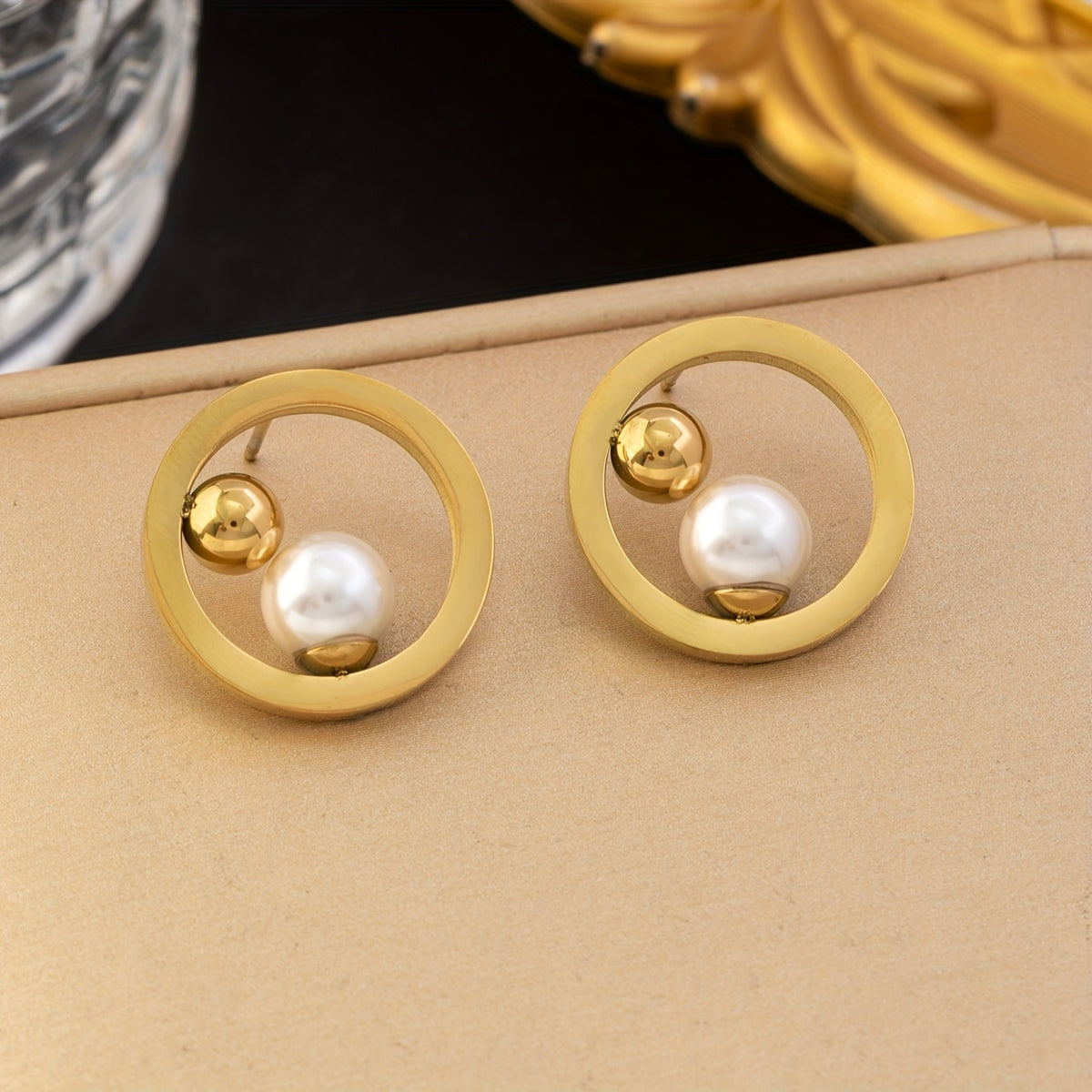 Um conjunto elegante de quatro peças com um colar, brincos e anel em aço inoxidável dourado, perfeito para mulheres usarem diariamente, em encontros ou como presente.