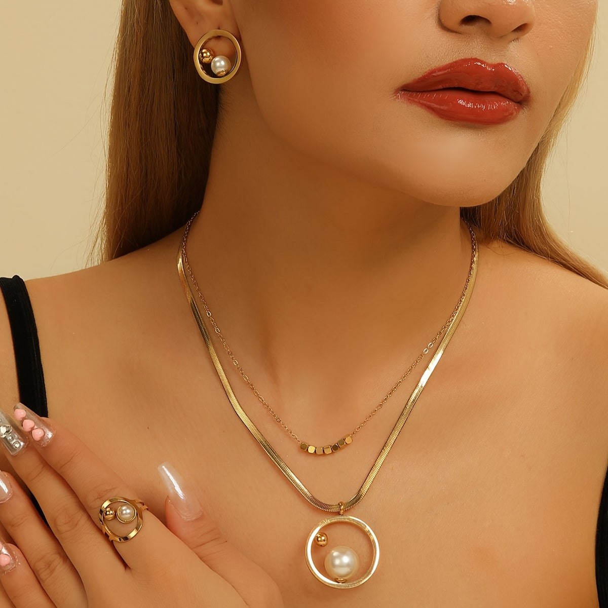 Um conjunto elegante de quatro peças com um colar, brincos e anel em aço inoxidável dourado, perfeito para mulheres usarem diariamente, em encontros ou como presente.