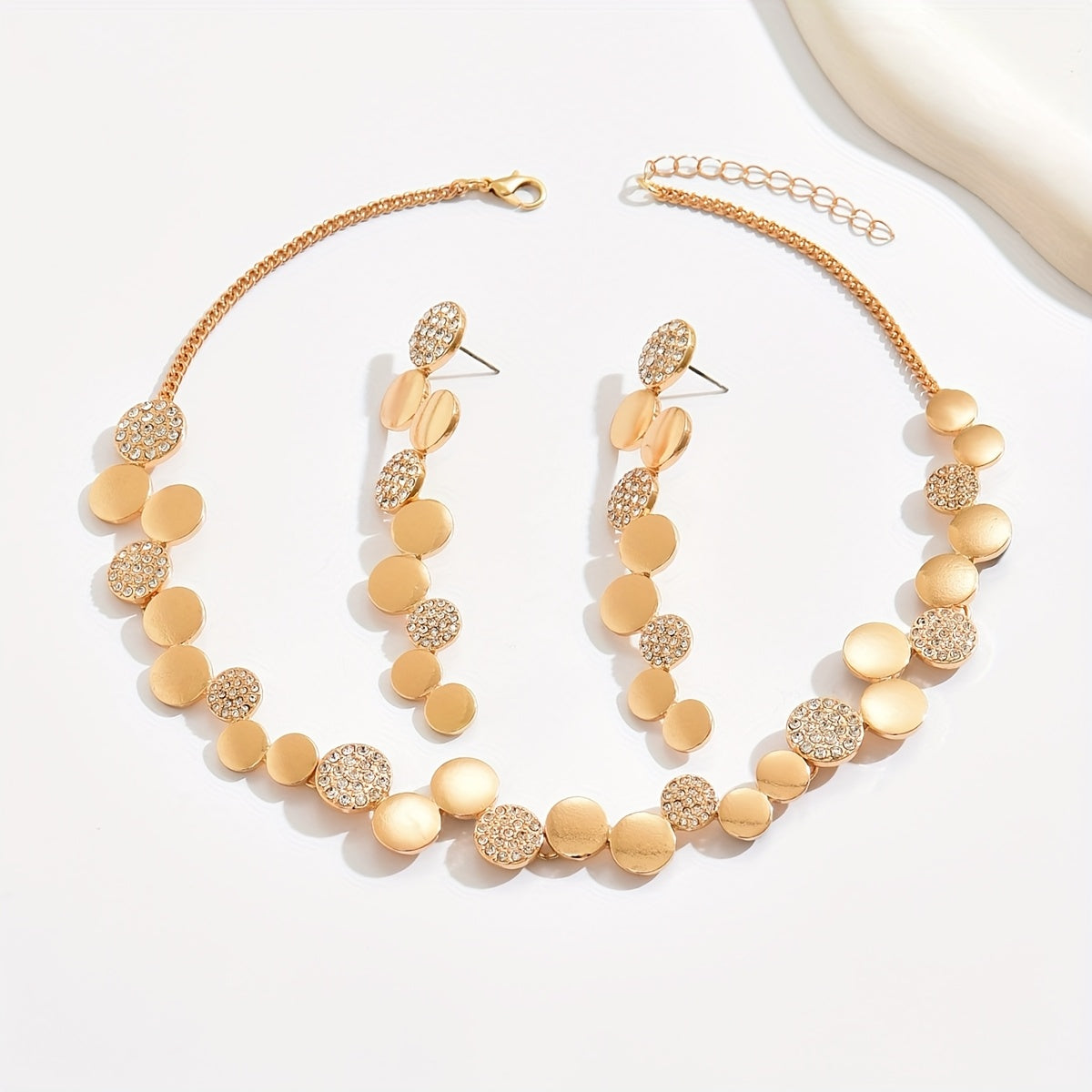 Um conjunto de joalharia de metal de duas peças, elegante e minimalista, com formas geométricas brilhantes redondas, brincos e colar criativos abstratos combinados irregularmente, perfeito para festas e eventos do dia a dia.