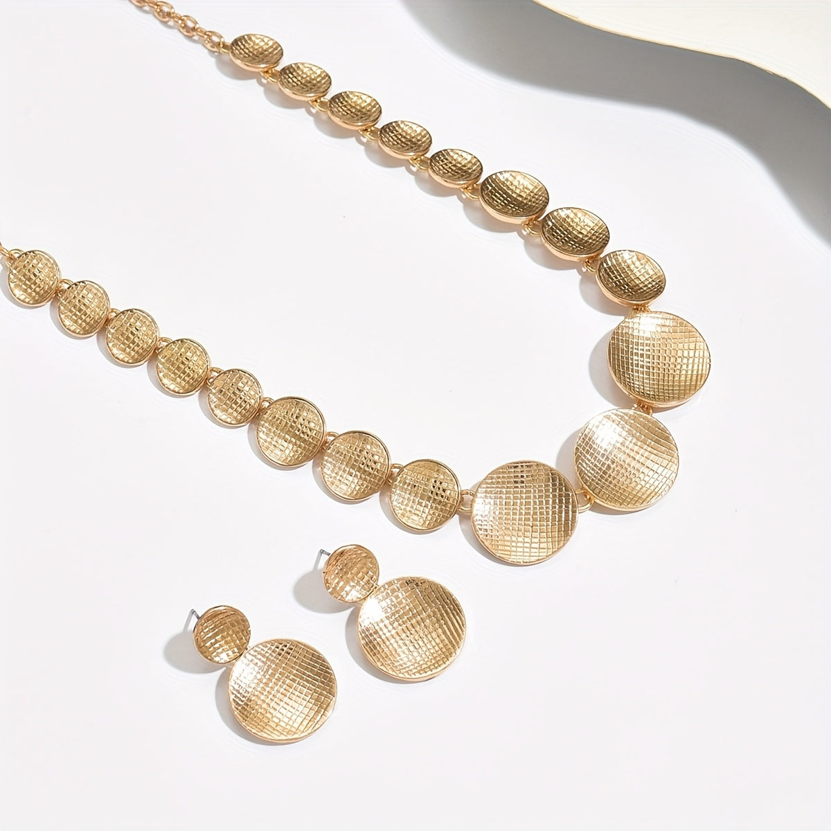 1 Conjunto de Joias Femininas Modernas: Colar de Contas Redondas com Textura Xadrez Metálica e Brincos Pingentes Simples com Peças Redondas Xadrez Concavas