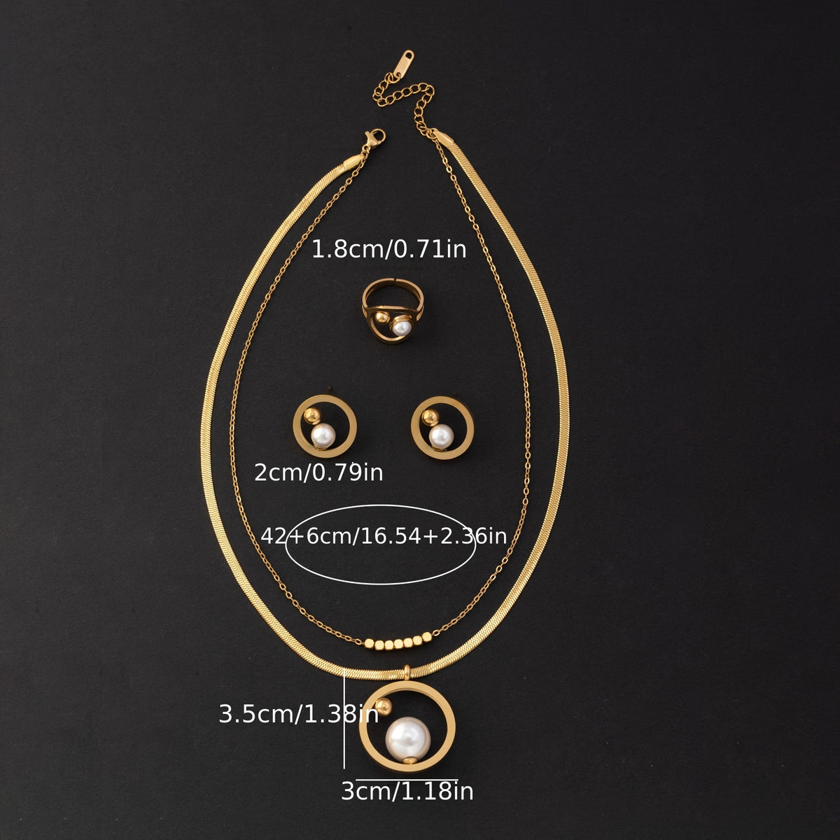 Um conjunto elegante de quatro peças com um colar, brincos e anel em aço inoxidável dourado, perfeito para mulheres usarem diariamente, em encontros ou como presente.