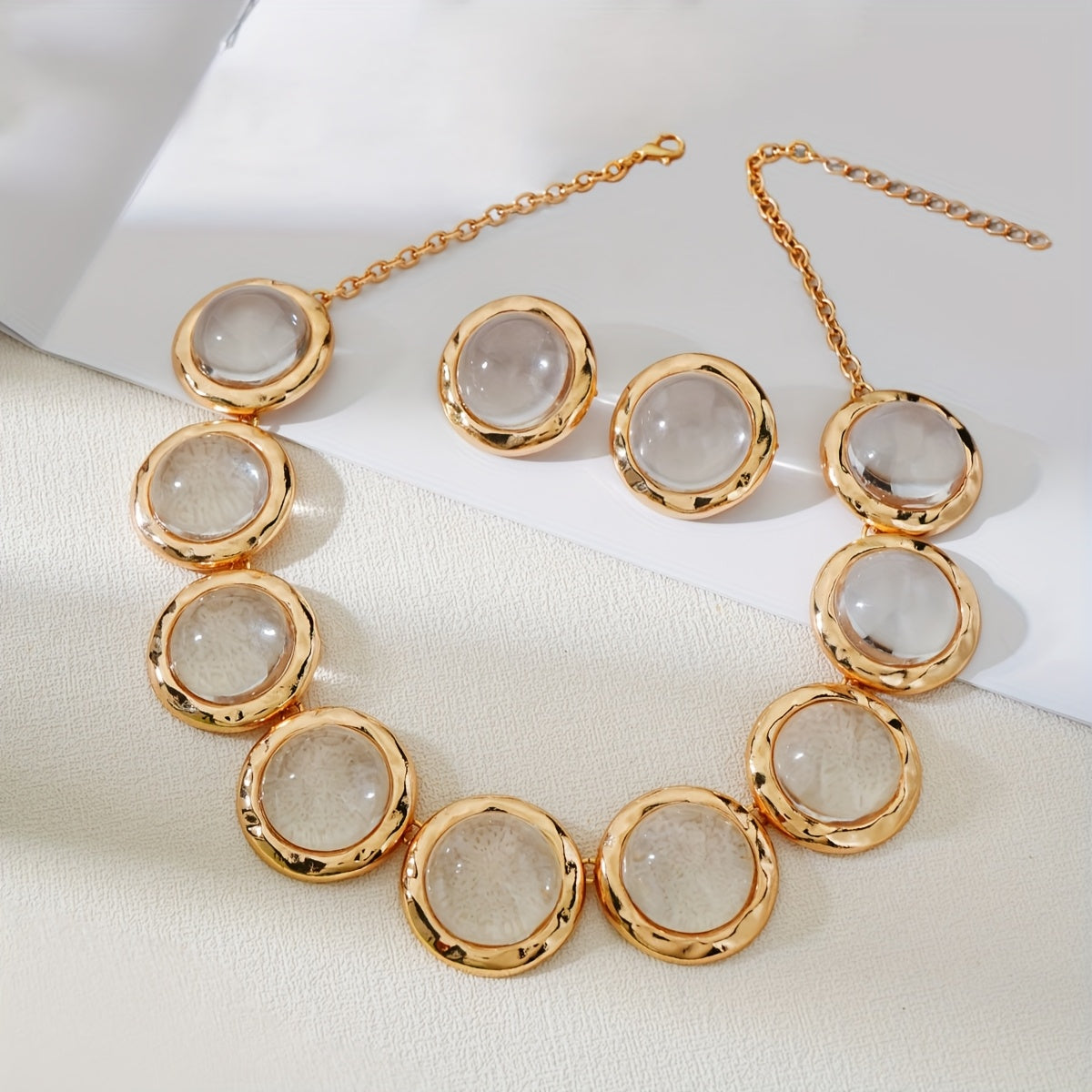 Conjunto de Duas Peças para Mulher com Colar e Brincos, Apresentando um Design Elegante, Minimalista e Sofisticado com Múltiplas Incrustações Circulares Douradas Planas de Cristais Artificiais Transparentes. Perfeito para Usar em Festas, Encontros ou Férias