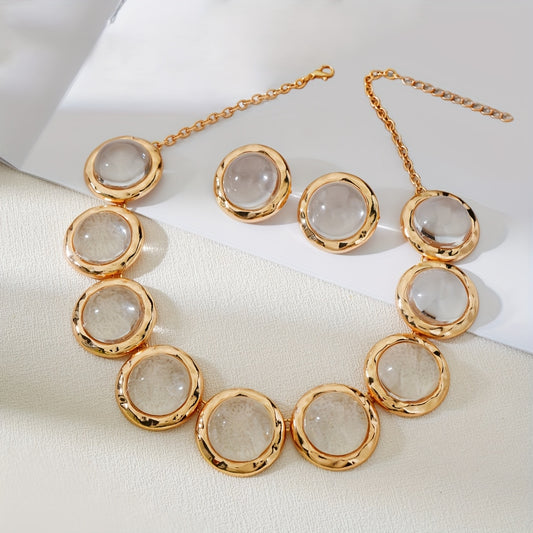 Conjunto de Duas Peças para Mulher com Colar e Brincos, Apresentando um Design Elegante, Minimalista e Sofisticado com Múltiplas Incrustações Circulares Douradas Planas de Cristais Artificiais Transparentes. Perfeito para Usar em Festas, Encontros ou Férias