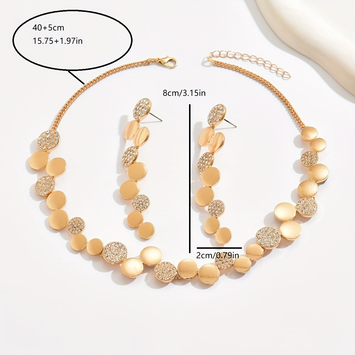 Um conjunto de joalharia de metal de duas peças, elegante e minimalista, com formas geométricas brilhantes redondas, brincos e colar criativos abstratos combinados irregularmente, perfeito para festas e eventos do dia a dia.