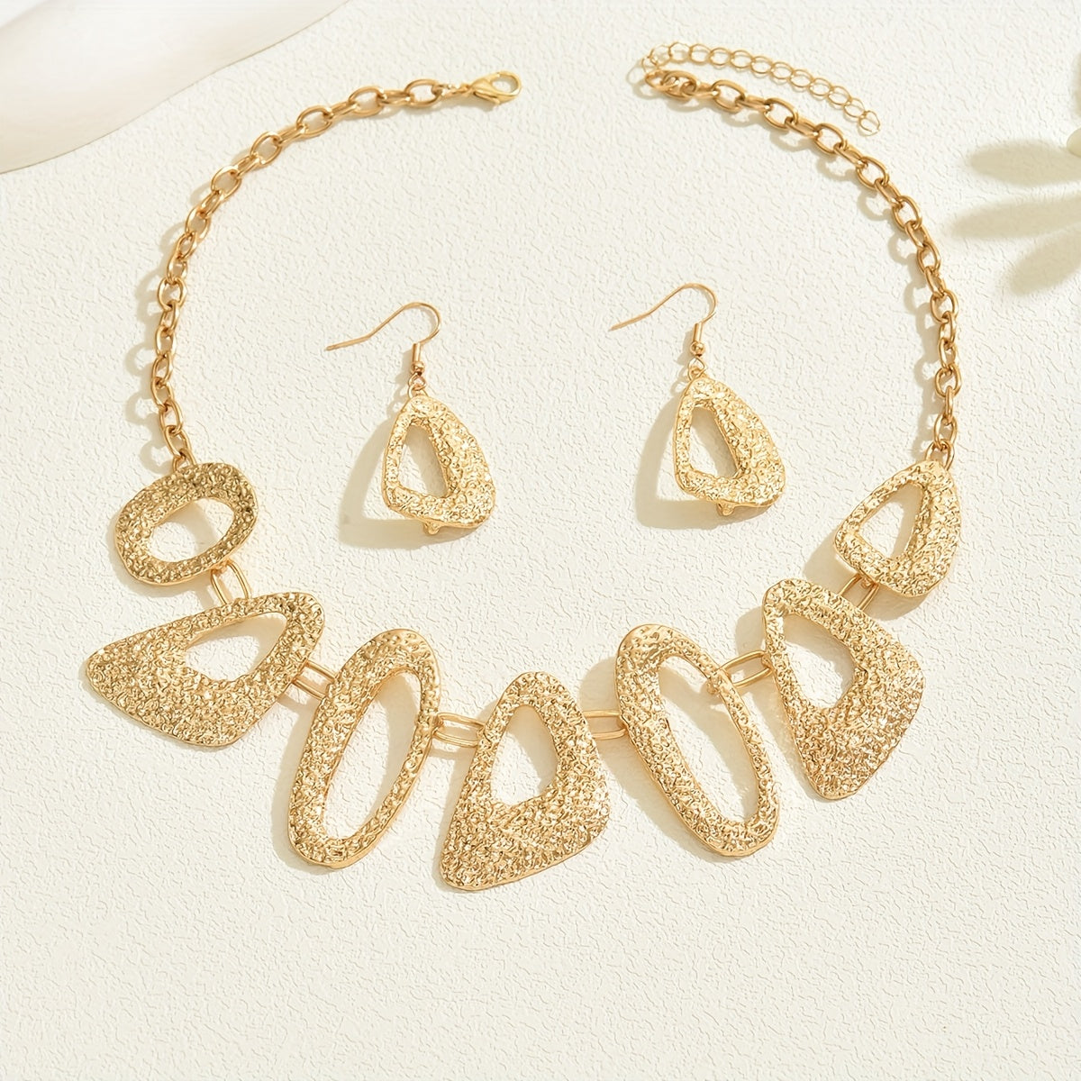 Conjunto de 2 peças de colar e brincos com pendente oco e padrão geométrico irregular requintado | Conjunto de brincos de corrente clavicular com padrão martelado elegante e brilhante, moda boémia, liga de zinco, adequado para todas as estações