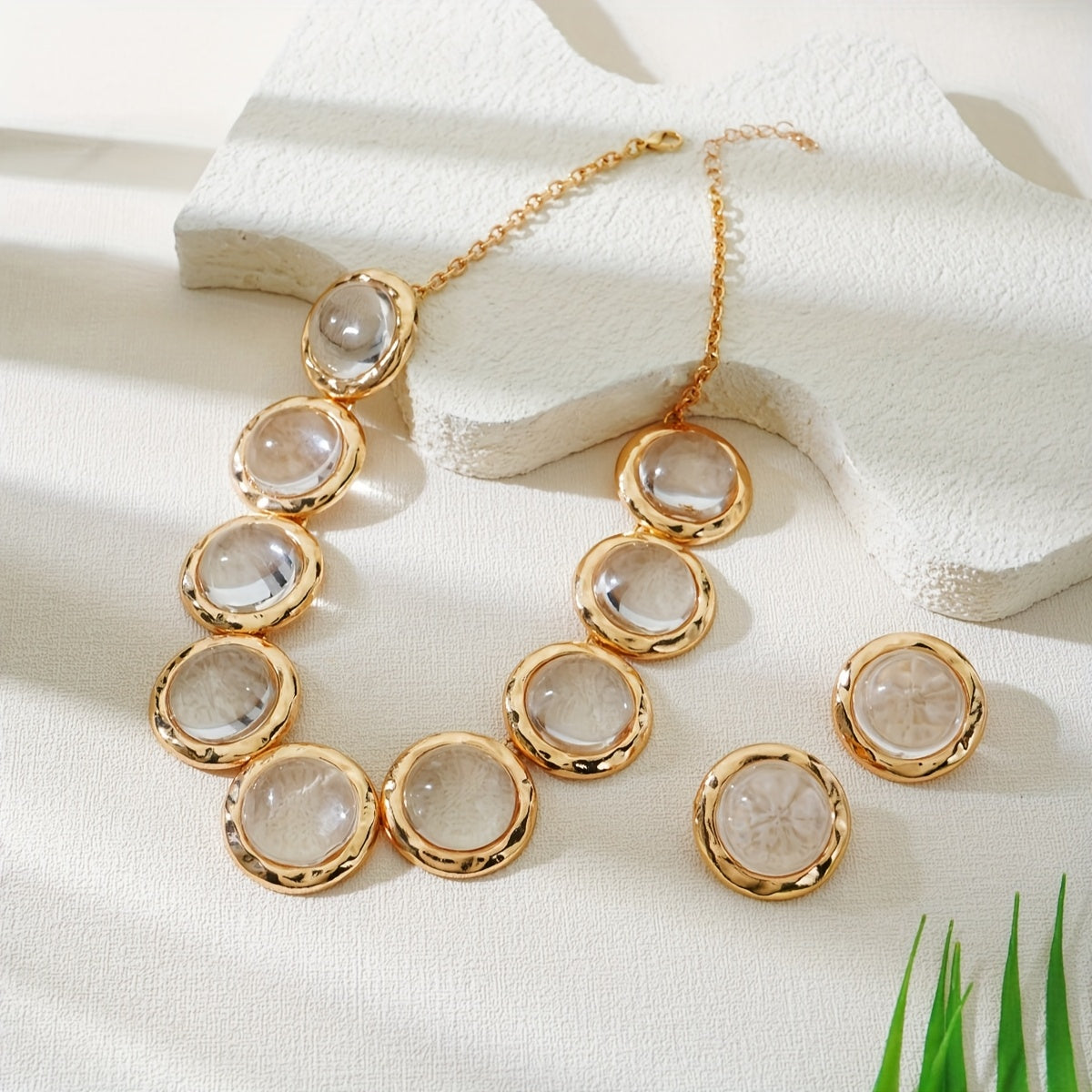 Conjunto de Duas Peças para Mulher com Colar e Brincos, Apresentando um Design Elegante, Minimalista e Sofisticado com Múltiplas Incrustações Circulares Douradas Planas de Cristais Artificiais Transparentes. Perfeito para Usar em Festas, Encontros ou Férias