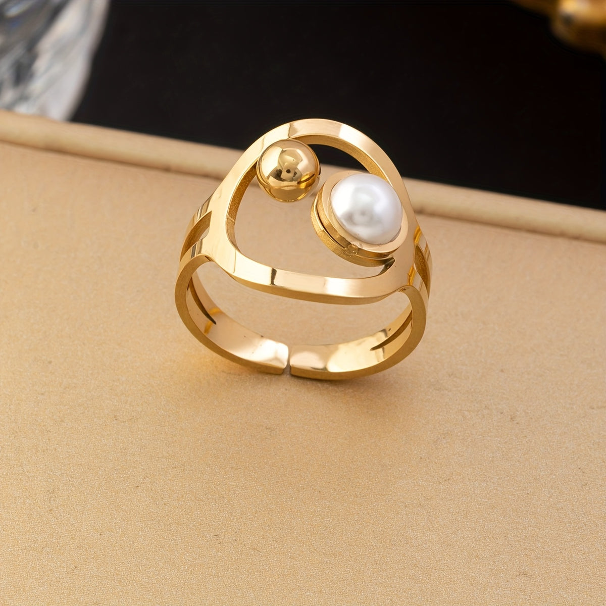Um conjunto elegante de quatro peças com um colar, brincos e anel em aço inoxidável dourado, perfeito para mulheres usarem diariamente, em encontros ou como presente.