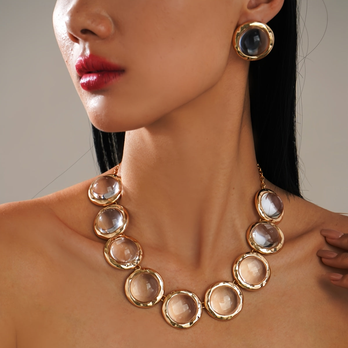 Conjunto de Duas Peças para Mulher com Colar e Brincos, Apresentando um Design Elegante, Minimalista e Sofisticado com Múltiplas Incrustações Circulares Douradas Planas de Cristais Artificiais Transparentes. Perfeito para Usar em Festas, Encontros ou Férias